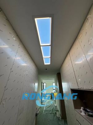 نور پنجره‌ی تقلبی، پنل‌های نورگیر آسمان‌نما با تغییر رنگ خودکار را برای هتل‌های کم‌مصرف ارائه می‌دهد.