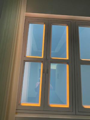 چراغ پنجره هوشمند CRI 95 قابل نصب روی دیوار L1332*W781*H66mm کنترل شده توسط اپلیکیشن و کنترل از راه دور برای محیط طبیعی